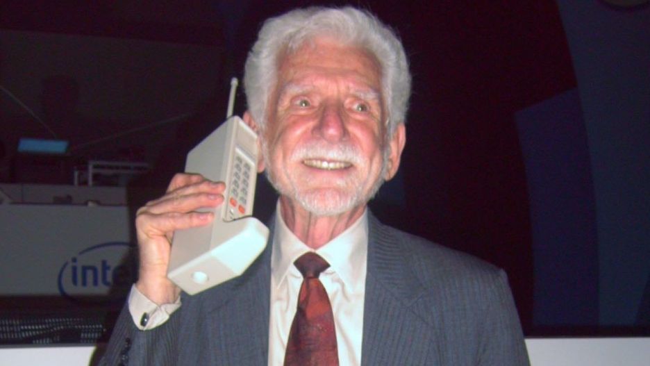 Inżynier Martin Cooper ze swoim telefonem