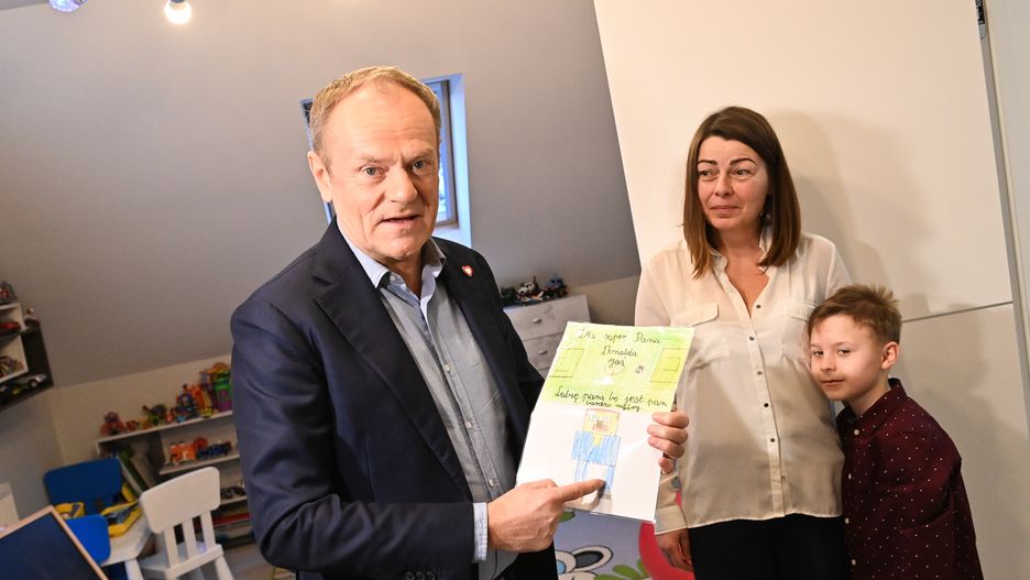 Brudzewo, 23.12.2023. Premier Donald Tusk (L) podczas wizyty u rodziny w Brudzewie w powiecie puckim, 23 bm. (mr) PAP/Andrzej Jackowski