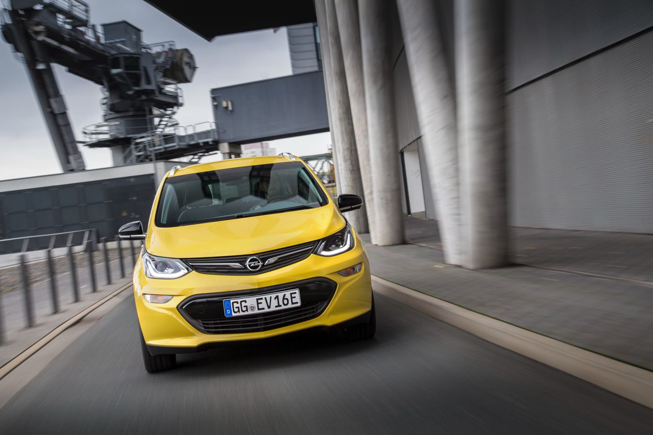 Opel Ampera-e może się zapalić. Producent radzi nie ładować akumulatora do pełna