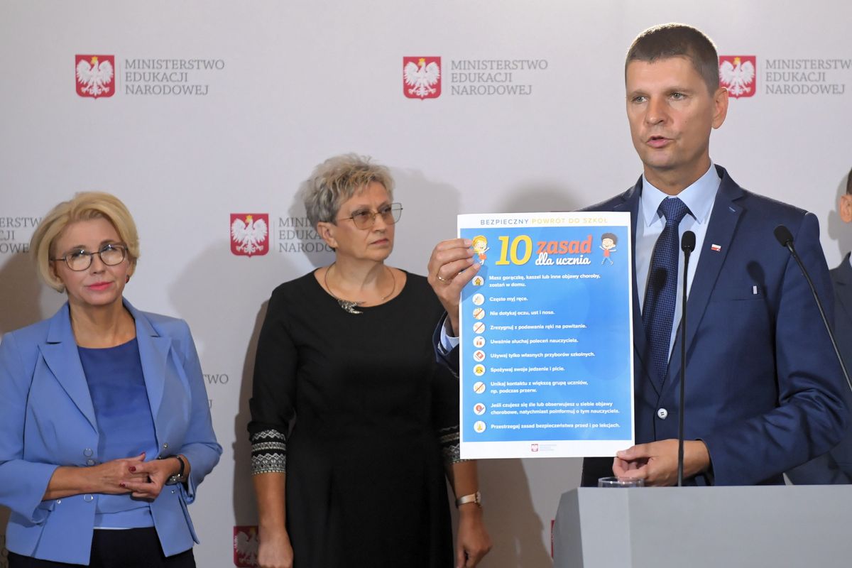 Powrót do szkoły. Minister Dariusz Piontkowski zaprezentował plakaty, jakie mają wisieć od 1 września w placówkach edukacyjnych