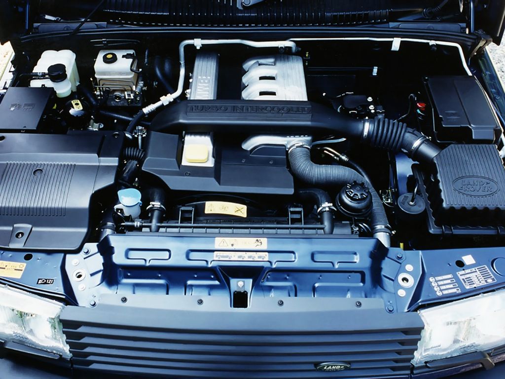 Range Rover był również dynamiczny, bo podstawowe jednostki napędowe miały układ V8 i pojemność 4.0 oraz 4.6 litra. Nie zabrakło również diesla od BMW