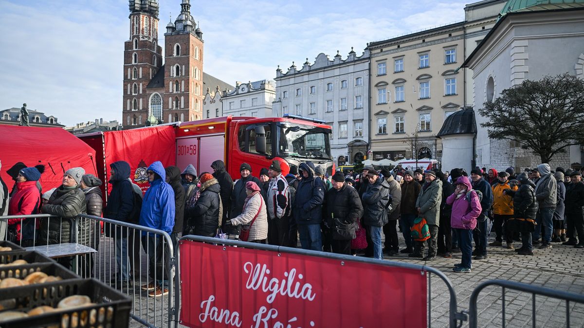 Krakow's 27th Christmas Charity for homeless and people in need
KRAKOW, POLAND - DECEMBER  17 : Hundreds of homeless and needy people line up as they wait to pick a warm meal and bags with food for the Christmas season at the Main Square in Krakow, Poland on December 17, 2023. The so called Christmas table is organized by a Krakow restaurateur, Jan Kosciuszko. For 27th years, thousands of warm meals, bread and food packages are prepared to help and offer comfort for the ones in need. (Photo by Omar Marques/Anadolu via Getty Images)
Anadolu
assistance., charity and relief, face masks, pandemic, work