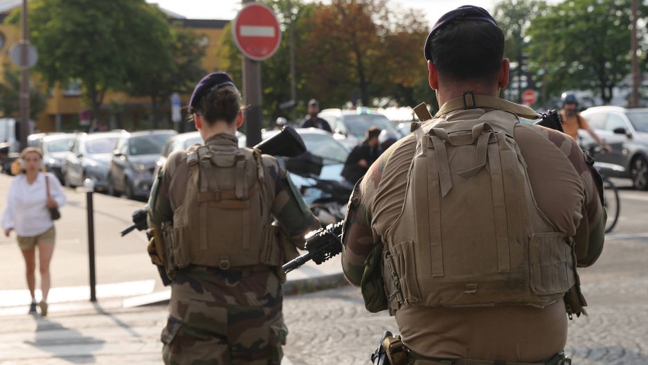 Paris 2024 Olympic Games - Soccer
epa11494410 French army soldiers patrol outside the stadium ahead of the Men Group D match Mali vs Israel of the Soccer competitions in the Paris 2024 Olympic Games, at the Parc de Princes stadium in Paris, France, 24 July 2024.  EPA/TERESA SUAREZ 
Dostawca: PAP/EPA.
TERESA SUAREZ