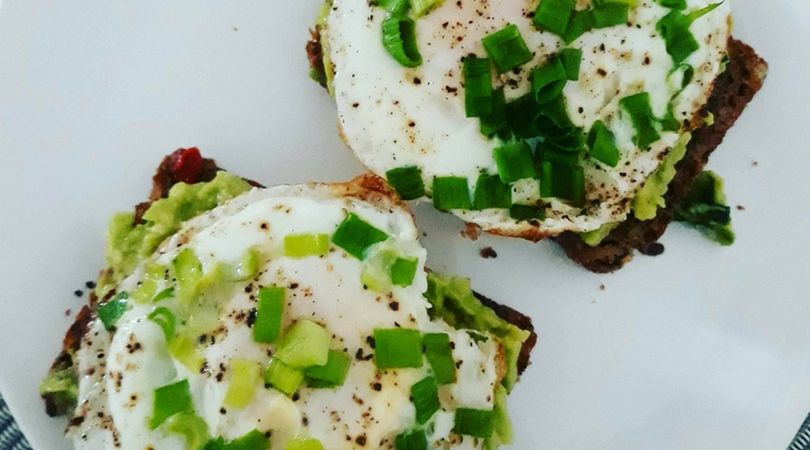 Awokado oraz jajko sadzone sprawią, że uczucie sytości będzie towarzyszyło przez długi czas