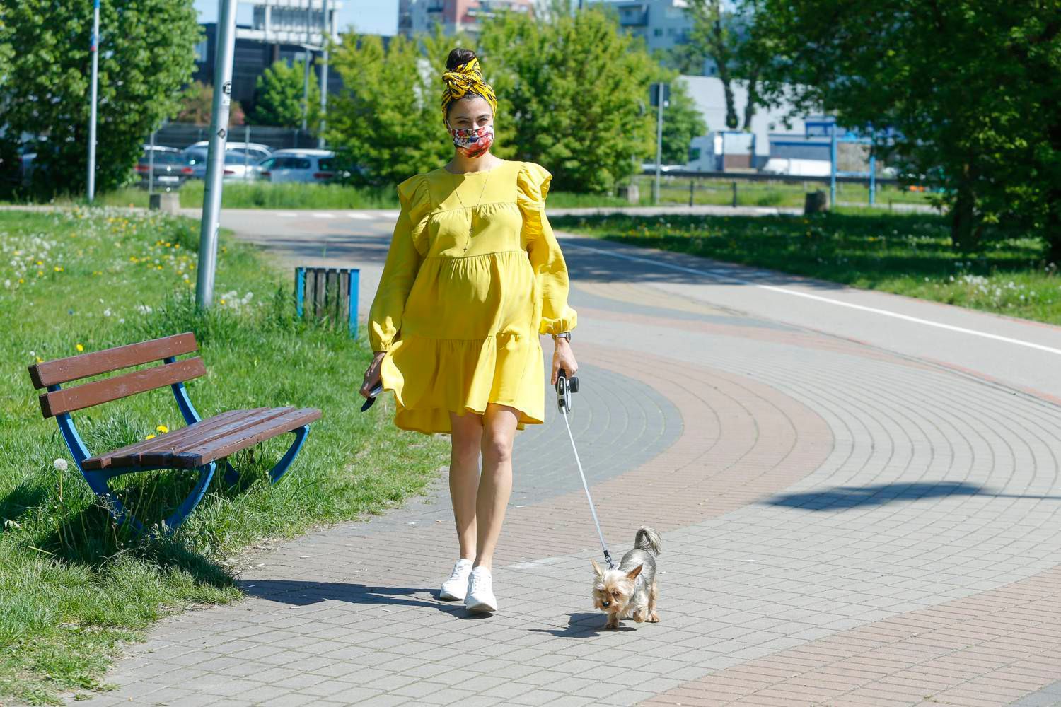 Maja Hyży na spacerze z pieskiem