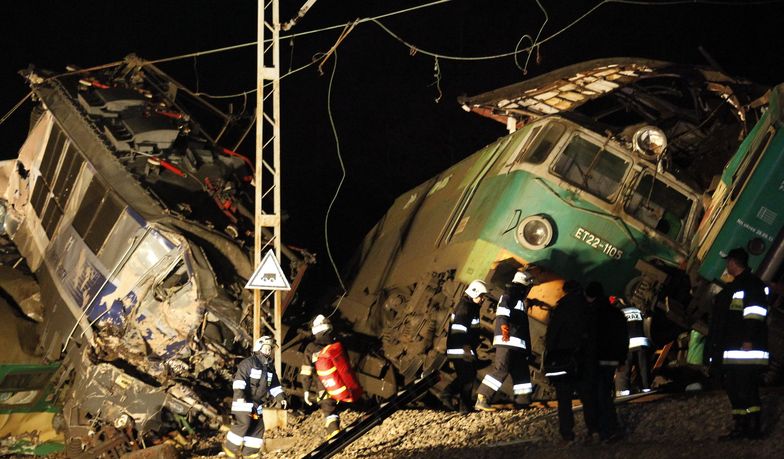 Noc z 3 na 4 marca 2012 r. Akcja ratunkowa po zderzeniu czołowym dwóch pociągów pod Szczekocinami koło Zawiercia.