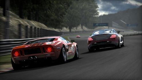 Shift 2 porównuje się do GT5 i Forzy 3