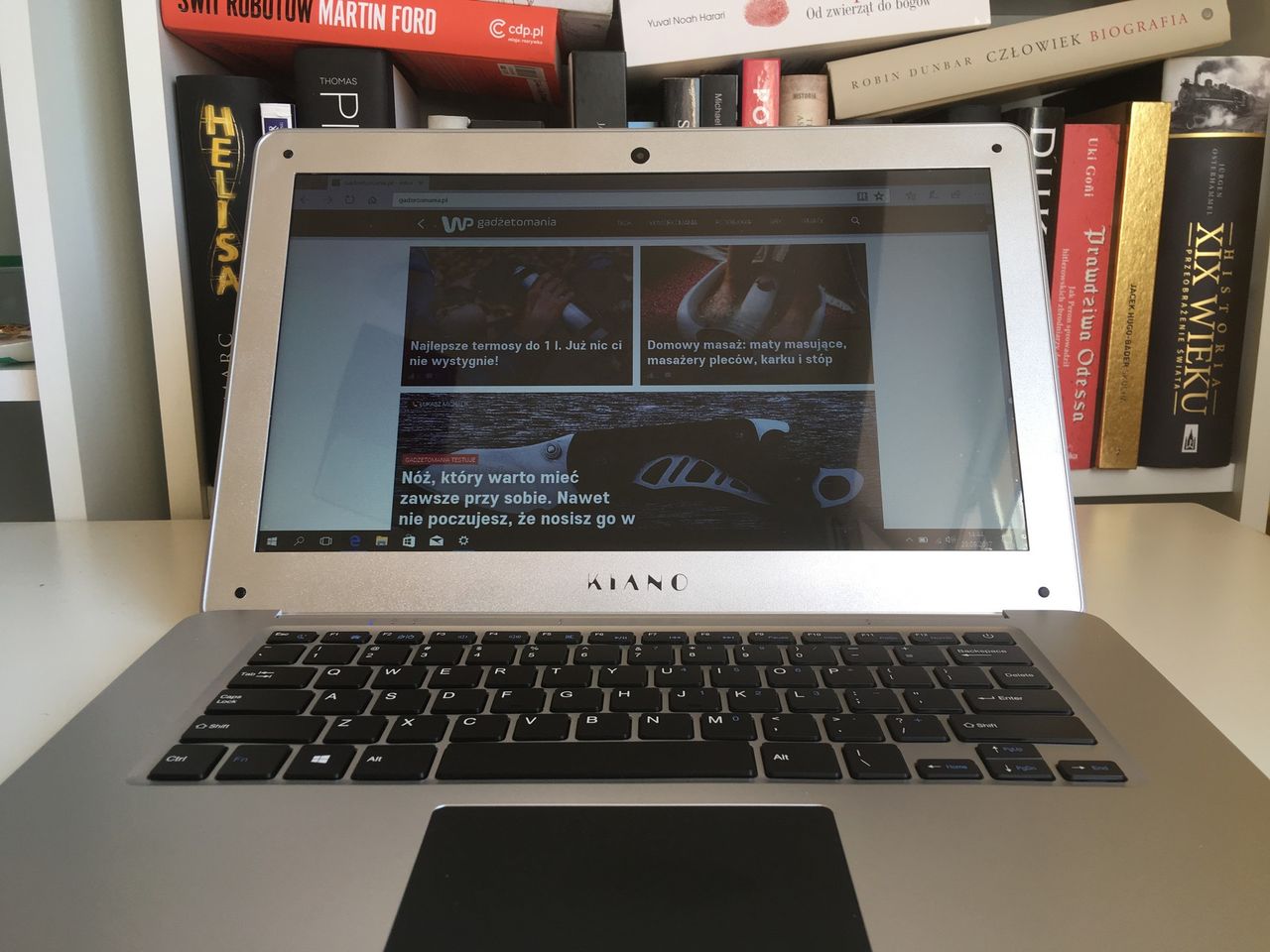 Wygląda jak MacBook, kosztuje 699 złotych. Co oferuje nowy laptop z Biedronki, Kiano SlimNote 14,1+?