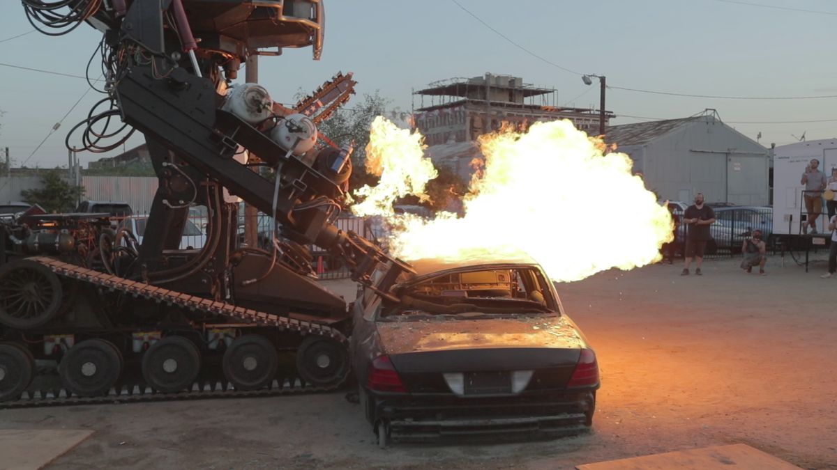 Gigantyczny robot trafił na aukcję. Strzela z karabinów i unosi samochody 1