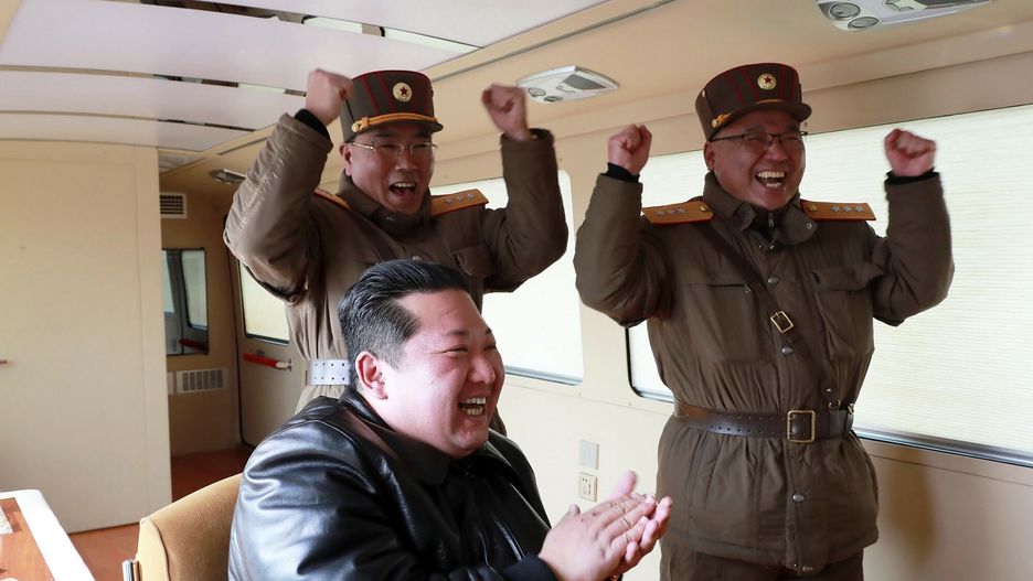 Kim Dzong Un obserwując wystrzelenie pocisku międzykontynentalnego