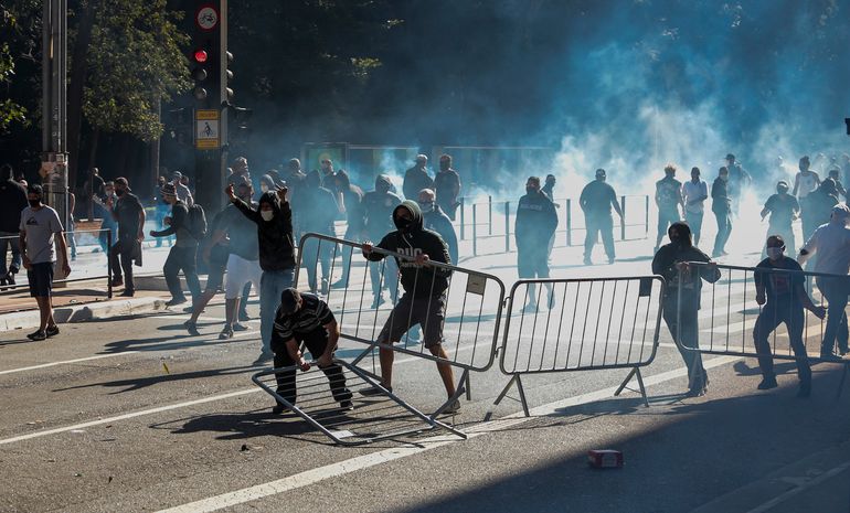 Brazylijscy kibice protestują przeciwko Jairowi Bolsonaro. Fot. Miguel Schincariol/Getty Images