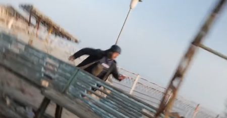 Dziennikarz w centrum ostrzału. Uciekł podczas relacji na żywo