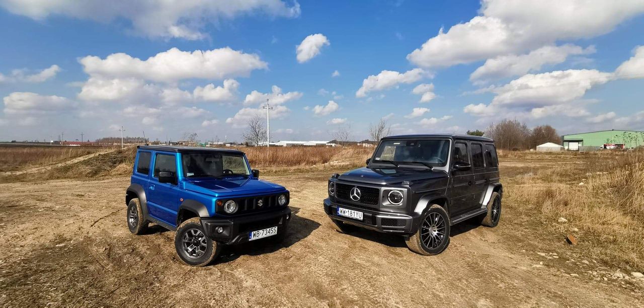 Suzuki Jimny jest blisko 2,5 raza lżejszy od Mercedesa klasy G (fot. Zachar Zawadzki)