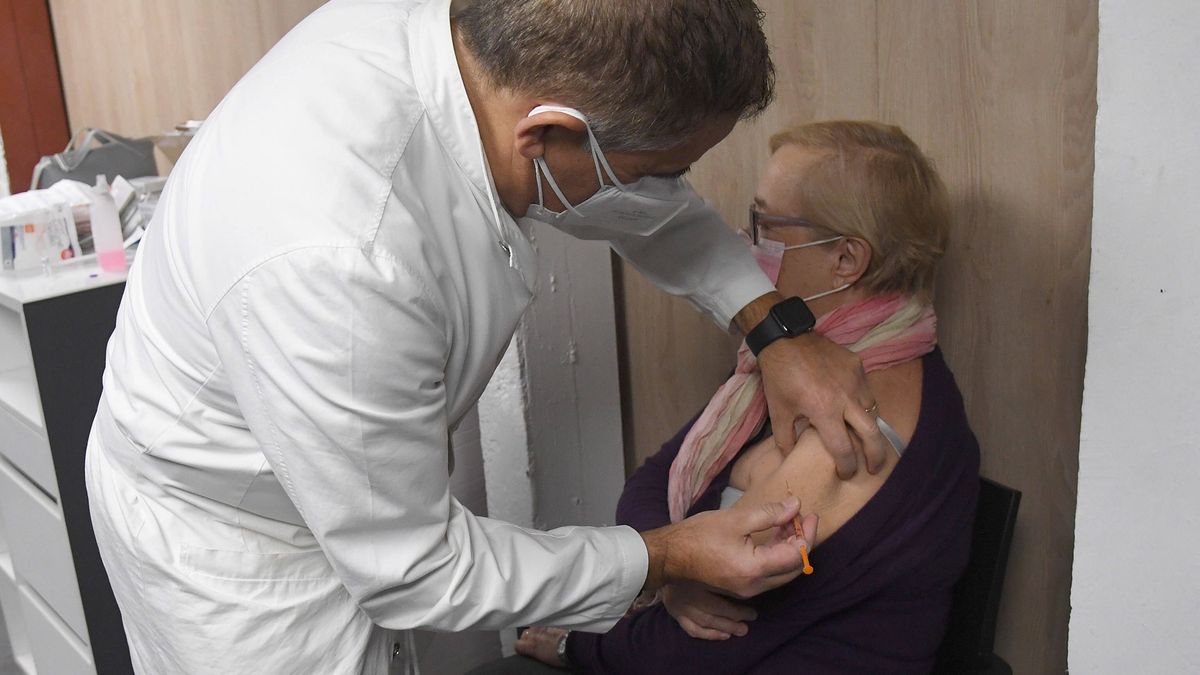 Covid: third dose administration in pharmacies began in Milanepa09574070 A pharmacist administers the third dose of  Pfizer Biontech coronavirus vaccine against Covid-19 to a person in a pharmacy in Milan, Italy, 10 November 2021.  EPA/DANIEL DAL ZENNARO Dostawca: PAP/EPA.DANIEL DAL ZENNARO
