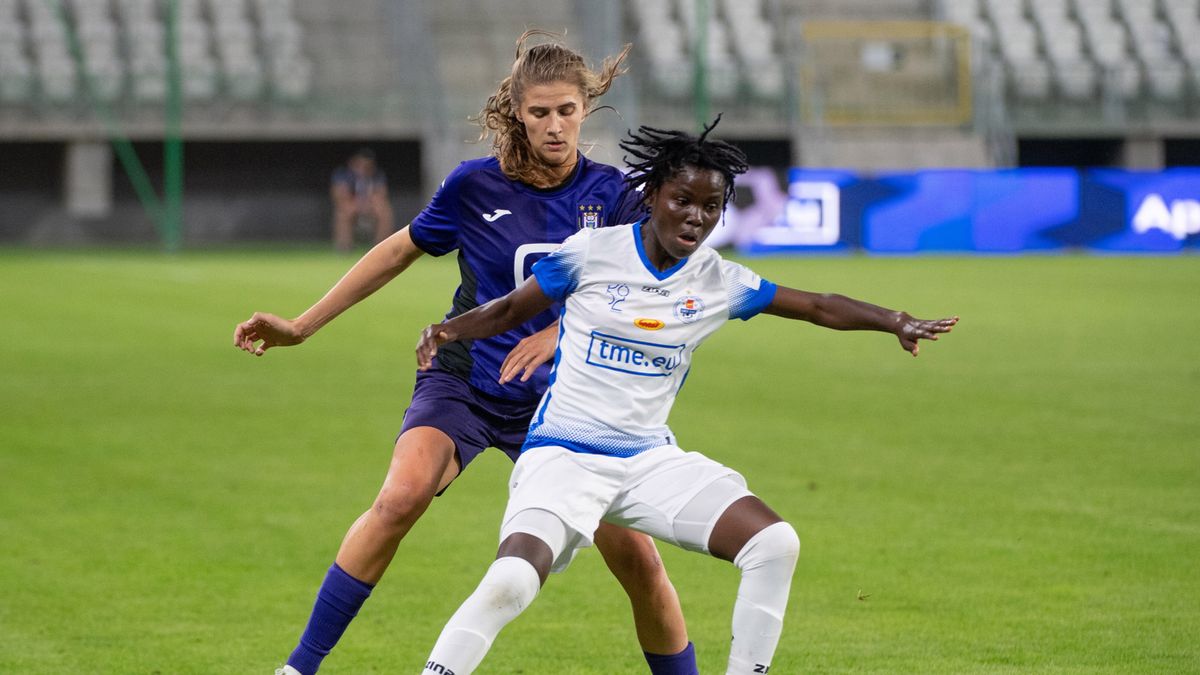 PAP / Grzegorz Michałowski / Na zdjęciu: Ernestina Abambila (przy piłce)