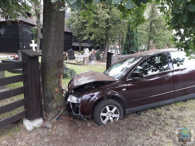 Pijacki rajd 20-latka. Audi zatrzymało się dopiero na drzewie