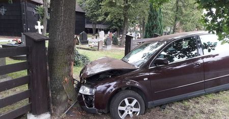 Pijacki rajd 20-latka. Audi zatrzymało się dopiero na drzewie
