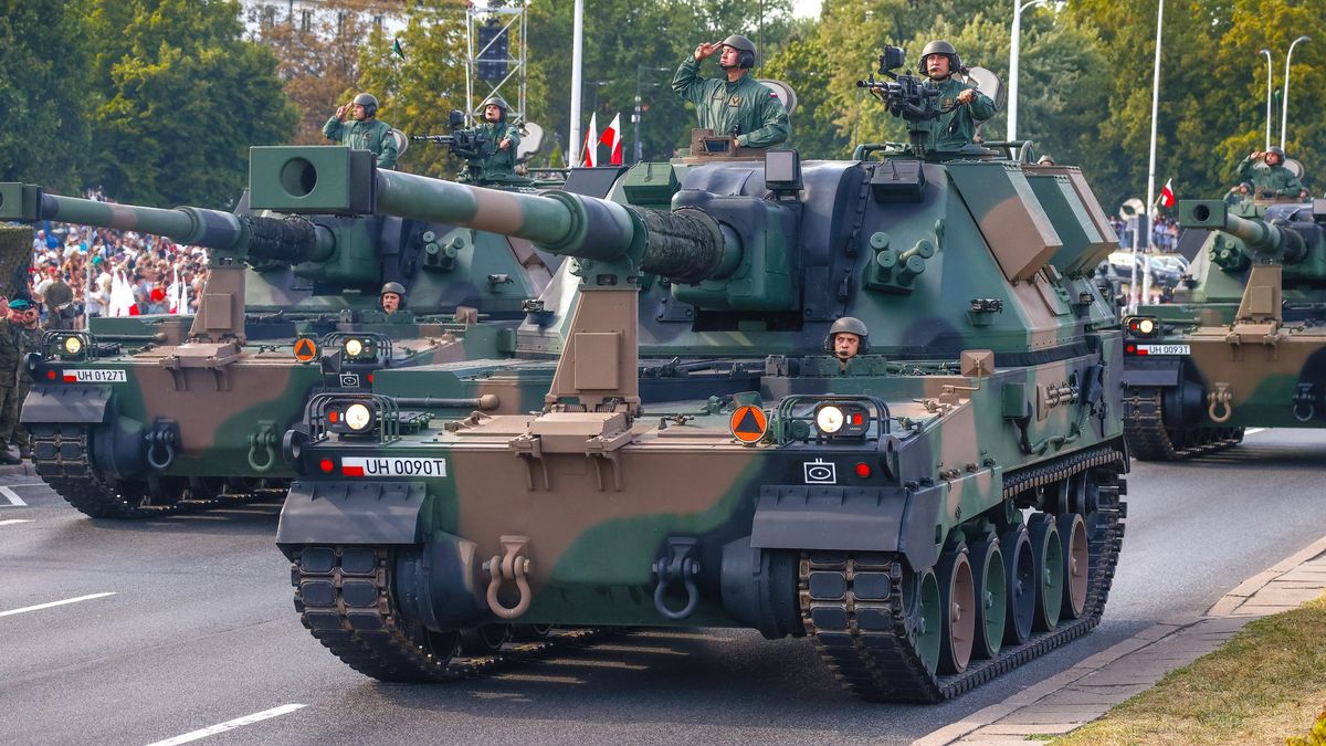 Armatohaubica Krab podczas parady z okazji Święta Wojska Polskiego, sierpień 2024 roku