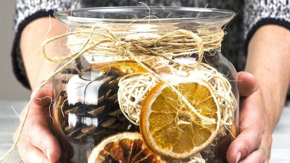 Piękne stroiki w szkle w świątecznym klimacie