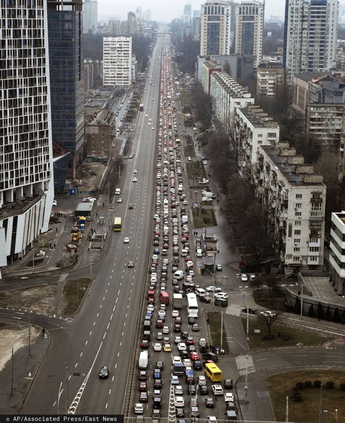 Rosja zaatakowa?a Ukrain?Traffic jams are seen as people leave the city of Kyiv, Ukraine, Thursday, Feb. 24, 2022. Russian President Vladimir Putin on Thursday announced a military operation in Ukraine and warned other countries that any attempt to interfere with the Russian action would lead to "consequences you have never seen." (AP Photo/Emilio Morenatti)AP