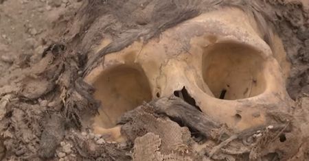 Peru. Starożytna mumia znaleziona pod wysypiskiem śmieci