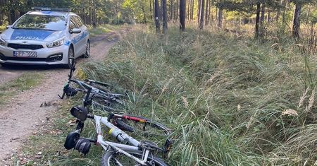 Poważny wypadek rowerzystów w lesie. 10-latek wymijał kolumnę jednośladów
