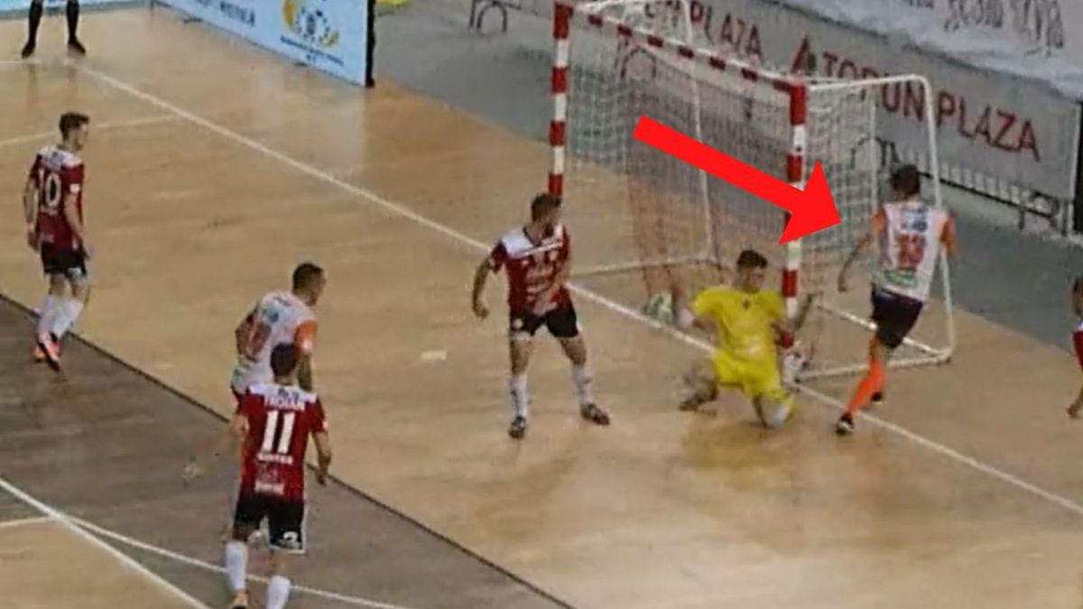 Zdjęcie okładkowe artykułu: Twitter / Futsal Ekstraklasa / Niecodzienny gol Mateusza Waszaka