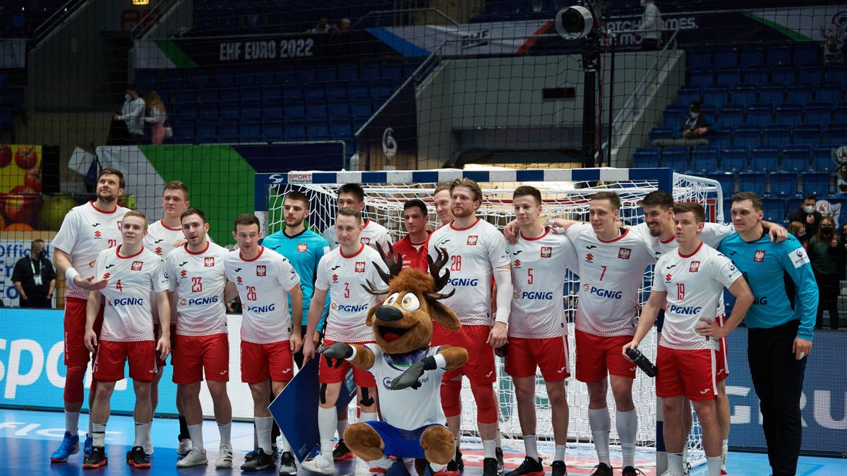 Polacy pozują do pamiątkowego zdjęcia po zakończeniu udziału w mistrzostwach