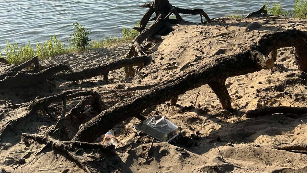 Pozostawiony palący się grill jednorazowy nad Zalewem Zemborzyckim