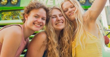 Trzy młode kobiety były w związku z jednym mężczyzną. Dziś podróżują razem po Stanach