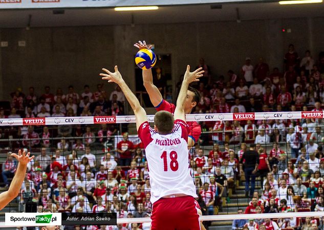 Marcin Możdżonek wykonujący blok na tzw. łosia