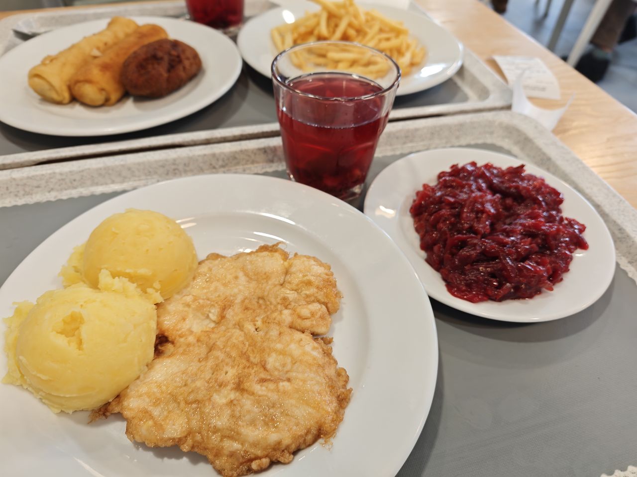 Kotlet drobiowy w panierce z ziemniakami i buraczami
