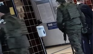 Miejsca strategiczne pod ochroną. Wyszły patrole z długą bronią