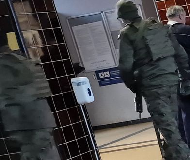 Miejsca strategiczne pod ochroną. Wyszły patrole z długą bronią