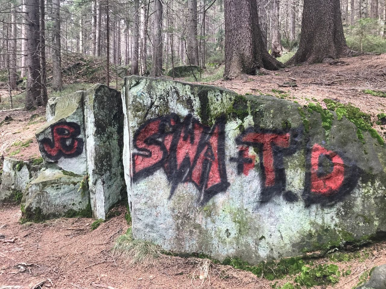 Wandale w Górach Stołowych. Skały pomazane sprayami