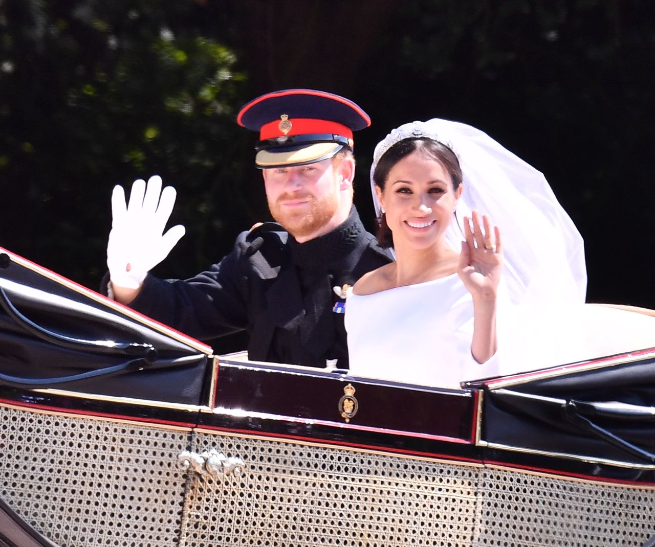 Fani dostrzegli tajemniczy szyfr na ślubnym samochodzie Meghan i Harry’ego. Ma ukryte znaczenie