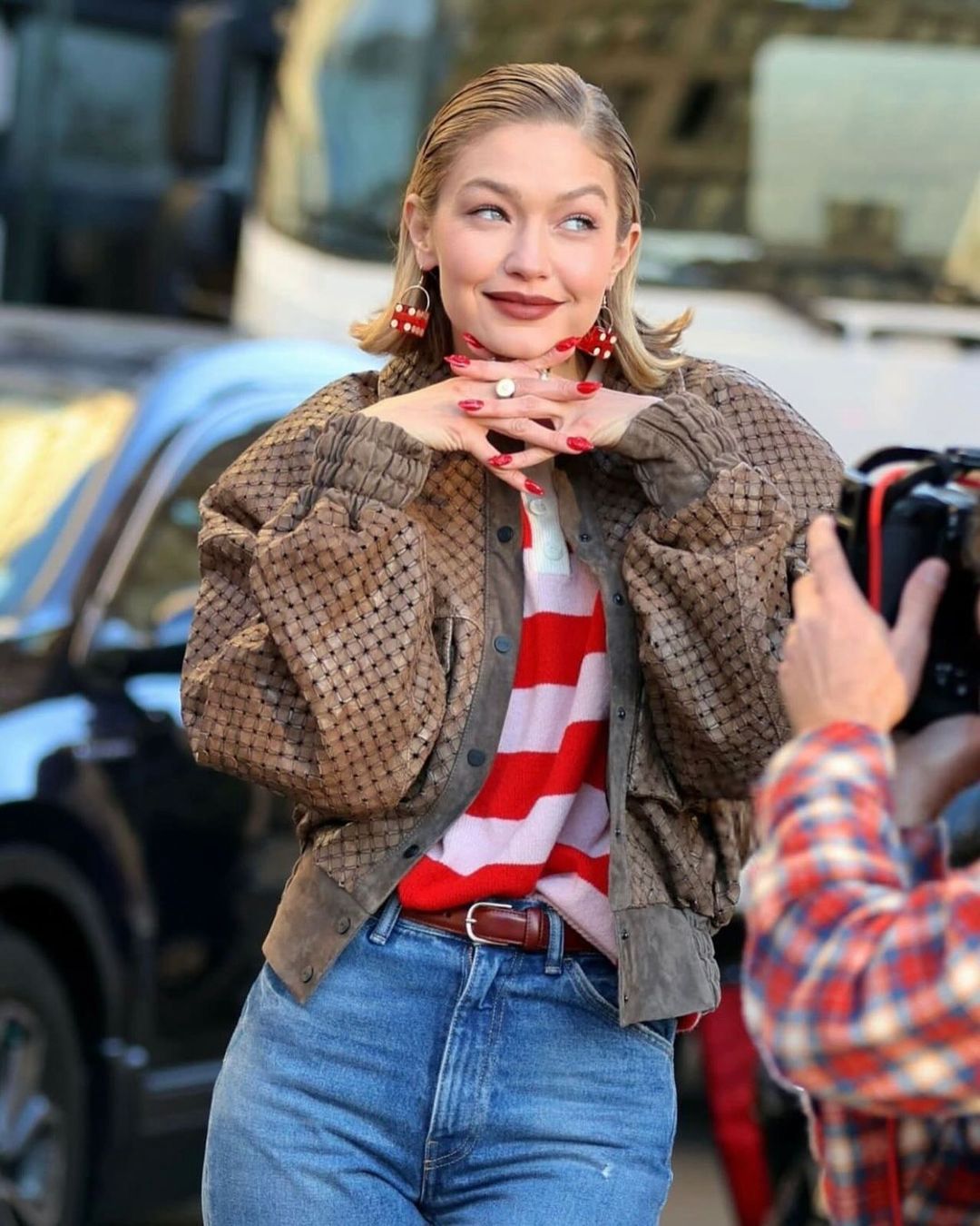 Gigi Hadid w kurtce marki Sary Boruc