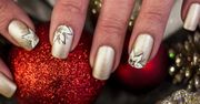 Gwiazda betlejemska ozdobi świąteczny manicure