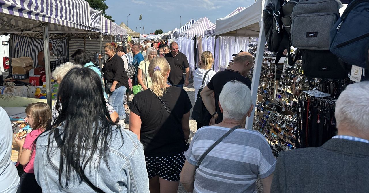 Wierzbica: Niedzielny targ pełen ludzi. Kolorowe stoiska, głośni sprzedawcy i duży wybór odzieży