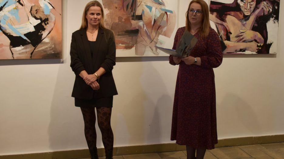 Katarzyna Sołtys i Agnieszka Hała, dyrektorka BWA w czasie wernisażu wystawy "Refleksje"