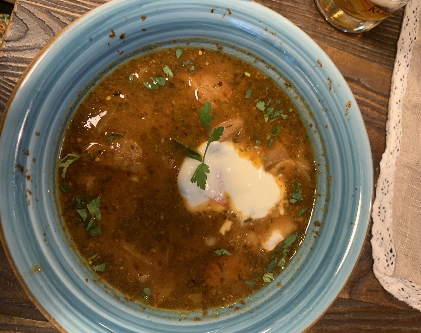 Karmuszka z kleksem śmietany podawana jest m.in. w restauracji "Cudne manowce" w Olsztynie. 