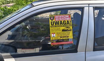 Strażnicy dają ostatnią szansę. Takie kartki naklejają na auta