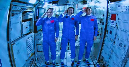 Chiny świętują sukces. Pierwsi astronauci weszli na nową stację kosmiczną Tiangong