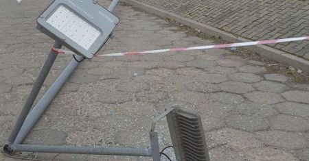 Pijana próbowała wjechać na parking. Uszkodziła znak drogowy, ogrodzenie i latarnię