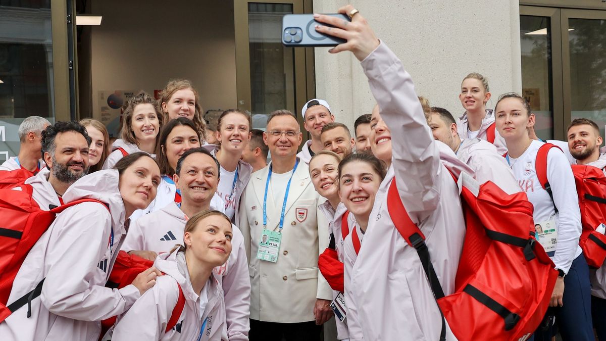 Zdjęcie okładkowe artykułu: Twitter / Kancelaria Prezydenta RP / Prezydent Andrzej Duda w towarzystwie siatkarek i sztabu szkoleniowego reprezentacji Polski