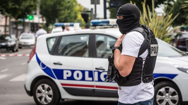 Patrol policyjny na paryskiej ulicy