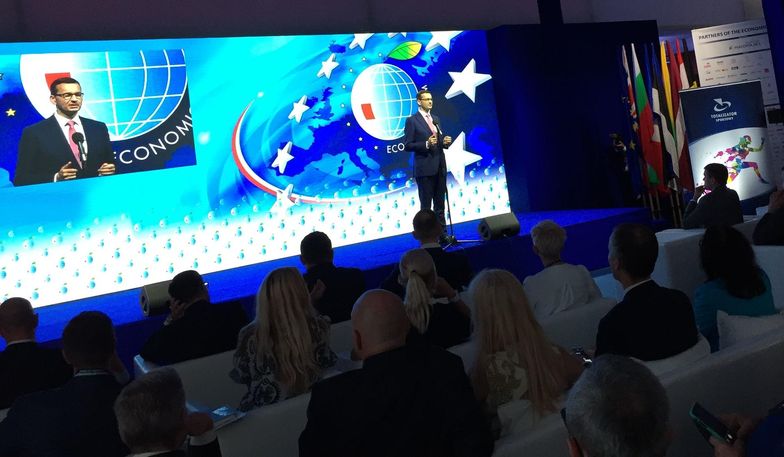 Premier Morawiecki prezentuje swój pomysł na wyszukiwanie sportowych talentów.