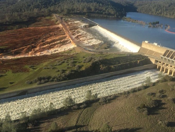 Kalifornia: ewakuacja 130 tys. osób po uszkodzeniu zapory Oroville