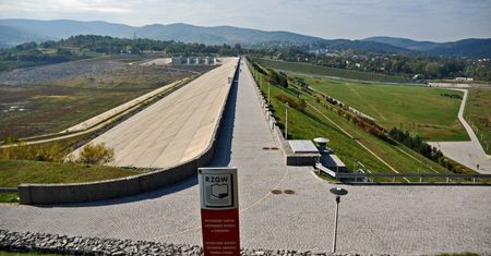 Zapora Świnna Poręba powstaje już 30 lat i pochłania miliony zł. Czy ta inwestycja ma sens?