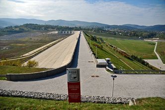 Zapora Świnna Poręba powstaje już 30 lat i pochłania miliony zł. Czy ta inwestycja ma sens?
